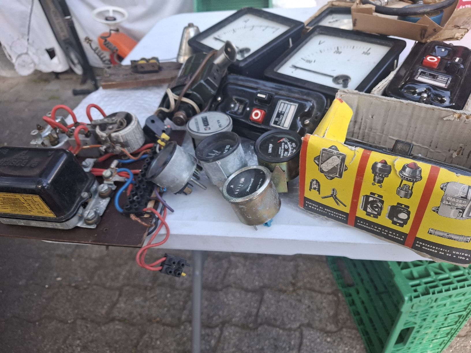 Tutti gli attrezzi: konvolut flomarkt materiale elettrico manometri ecc. – Usato da Motto Blenio venduto da Vigio 4