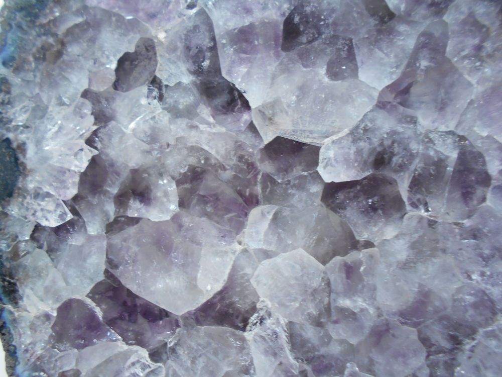 Amethyst geschlossene Druse, ca. 5 kg, auf Holzsockel 2