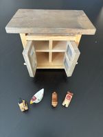 Hasenstall aus Holz mit Tieren