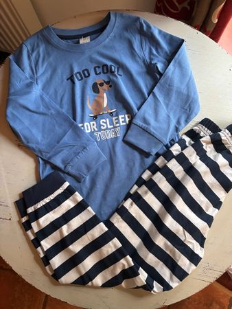 Schönes Pyjama Gr. 110/116, Neu