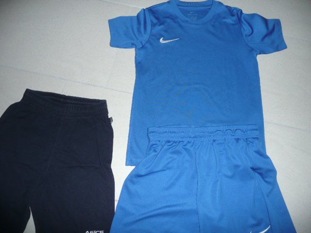 Nike Lotti & Set di vestiti: 4-teiliges Kleidersportpaket ca Gr. 140 – Usato da Zug venduto da falama