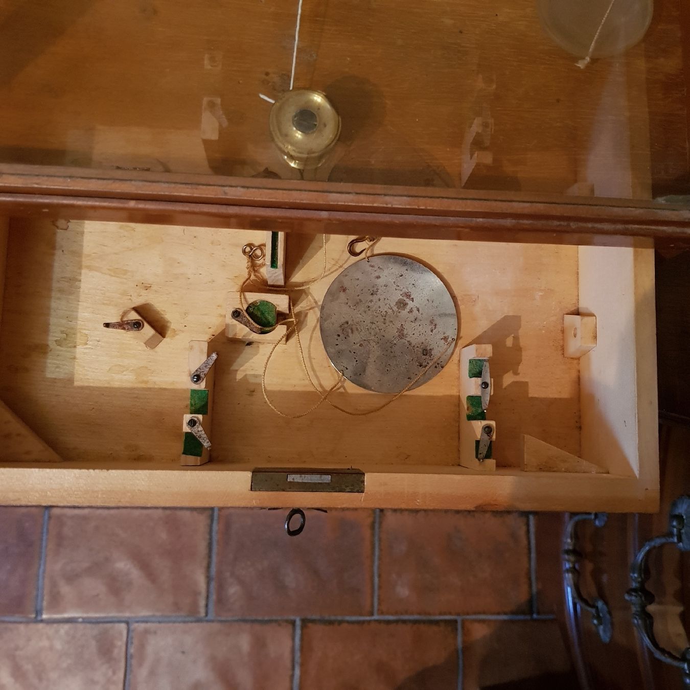 Waagen und Gewichte: balance de précision dans sa vitrine – Gebraucht aus Cortaillod von lemaurice01 2