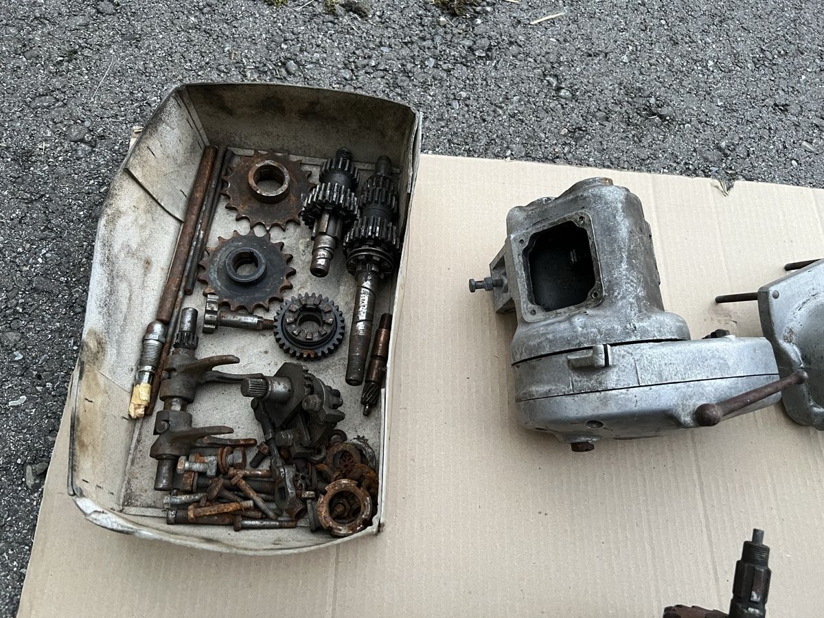 Triumph Tutti i ricambio per moto: Oldtimer Motorrad Getriebe BSA Triumph und andere Teile – Usato da Theilingen venduto da ovi123 1