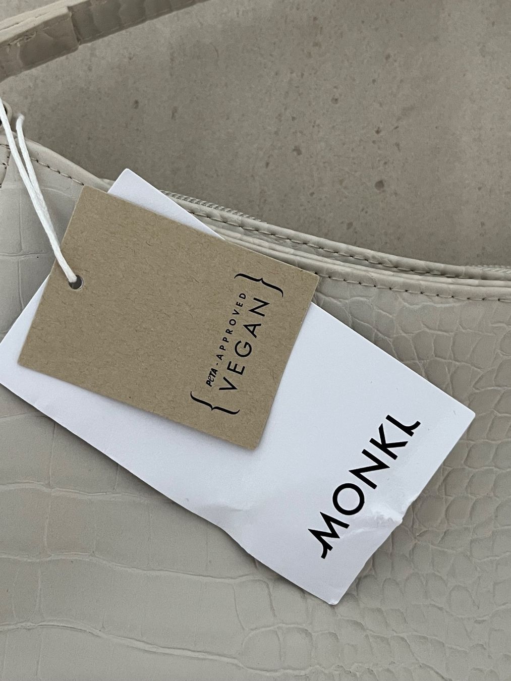 Borse da donna: MONKI Schultertasche (NEU) – Nuovo e nell'imballaggio originale da Luzern venduto da Sono2 2