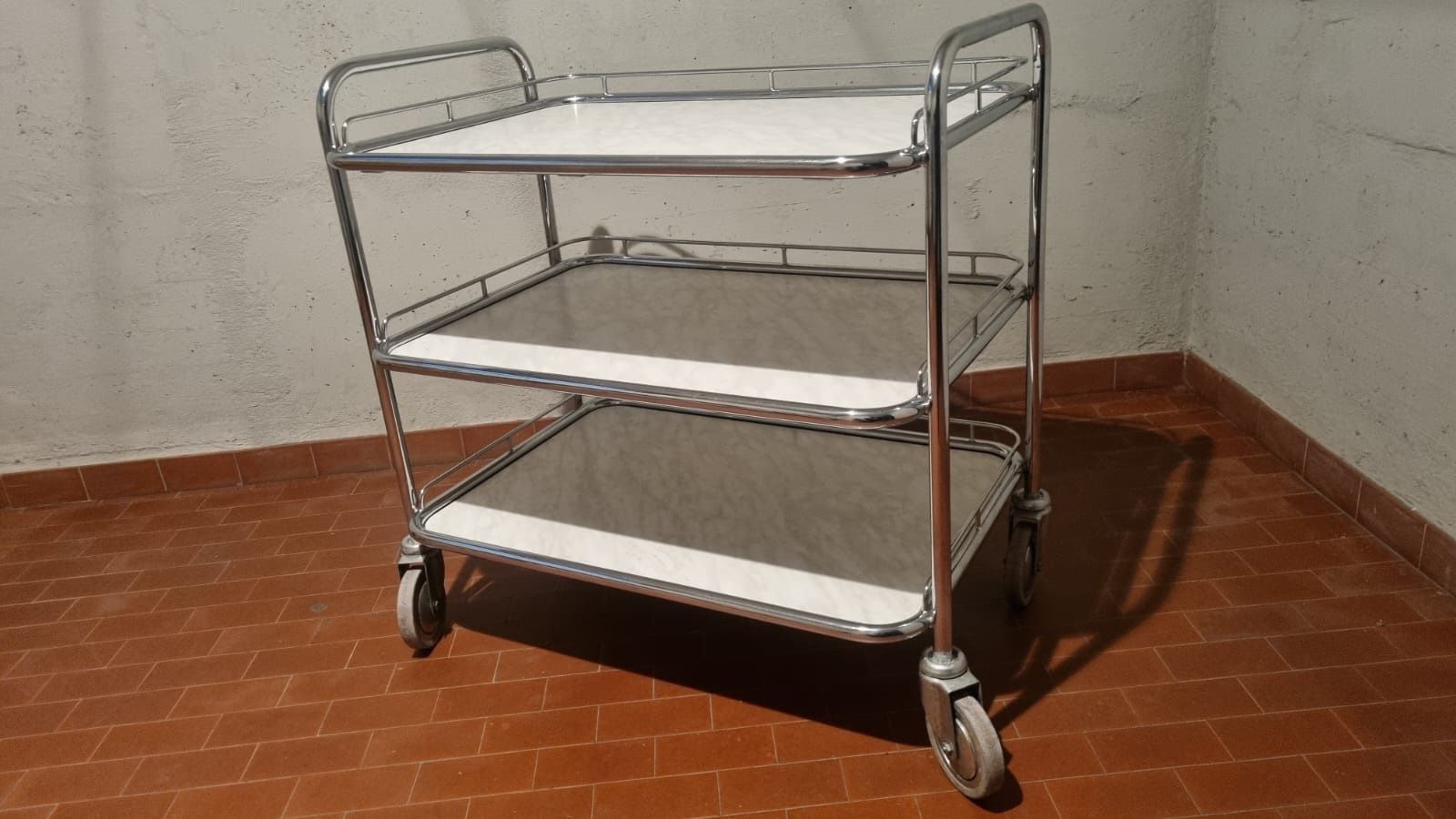 Carrelli di servizio: robuster Servierwagen, Chrom, 3-stöckig – Usato da Oberengstringen venduto da George0070
