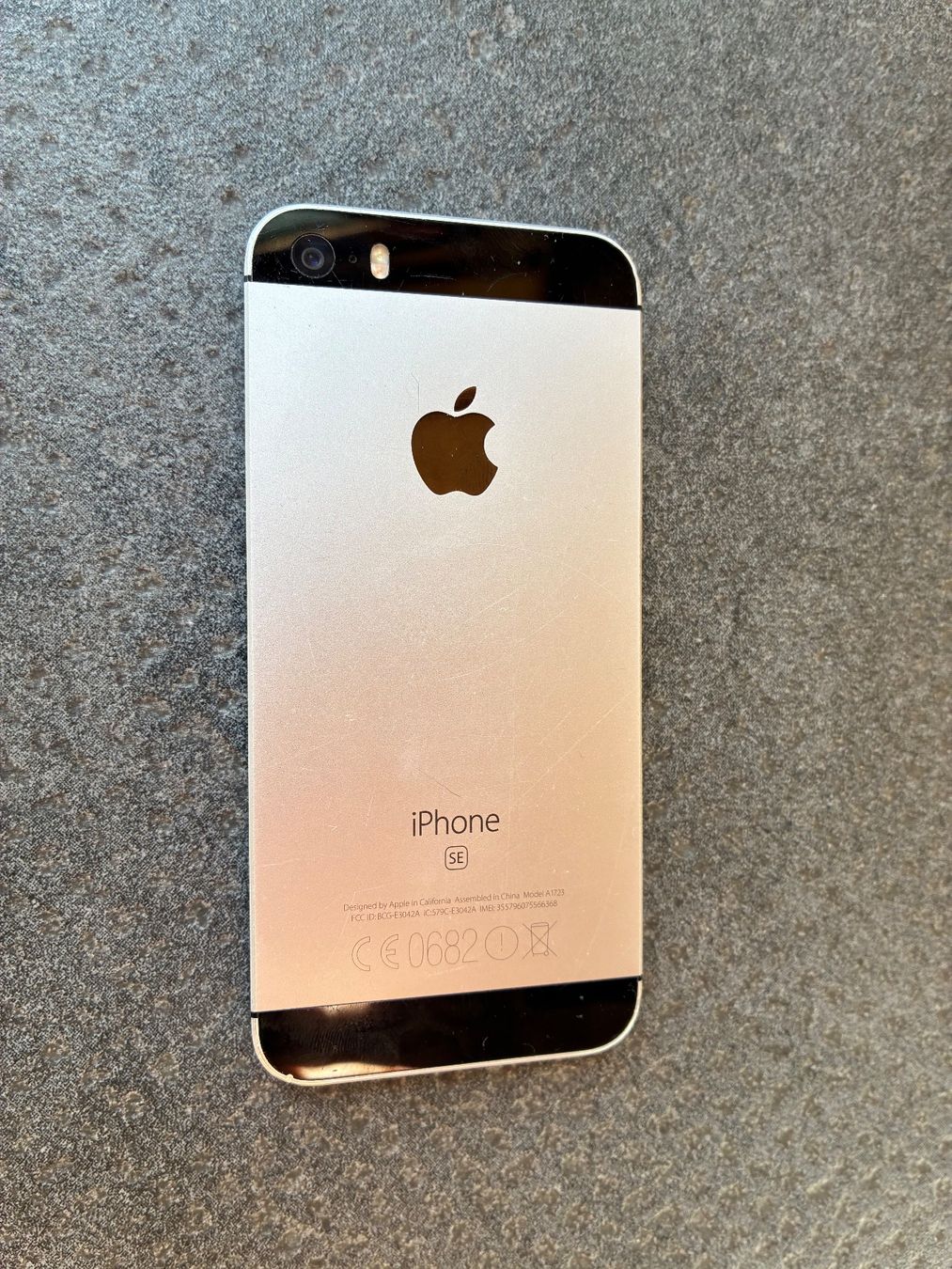Apple Handys / Smartphones: Apple iPhone SE Smartphone Silber mit Display-Schaden – Gebraucht aus Deitingen von gaston74 1