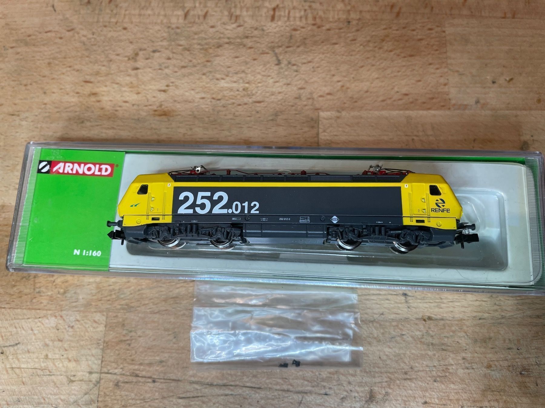Arnold Modellini di ferrovie: Arnold 2009 Elok CLASS S252 RENFE Zahnrad Messing – Nuovo (secondo la descrizione) da Hauterive NE venduto da eriamch