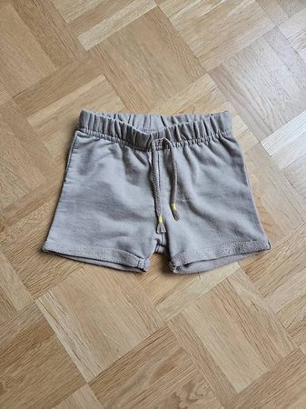 Kurze Hose 68