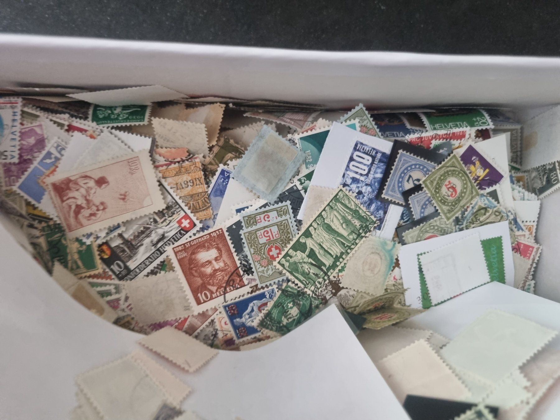 Tutti i francobolli: Schuhschachtel mit xxxx CH Marken – Usato da Gümligen venduto da Geniusbuy 3