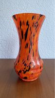 Orange Glasvase mit schwarzen Akzenten