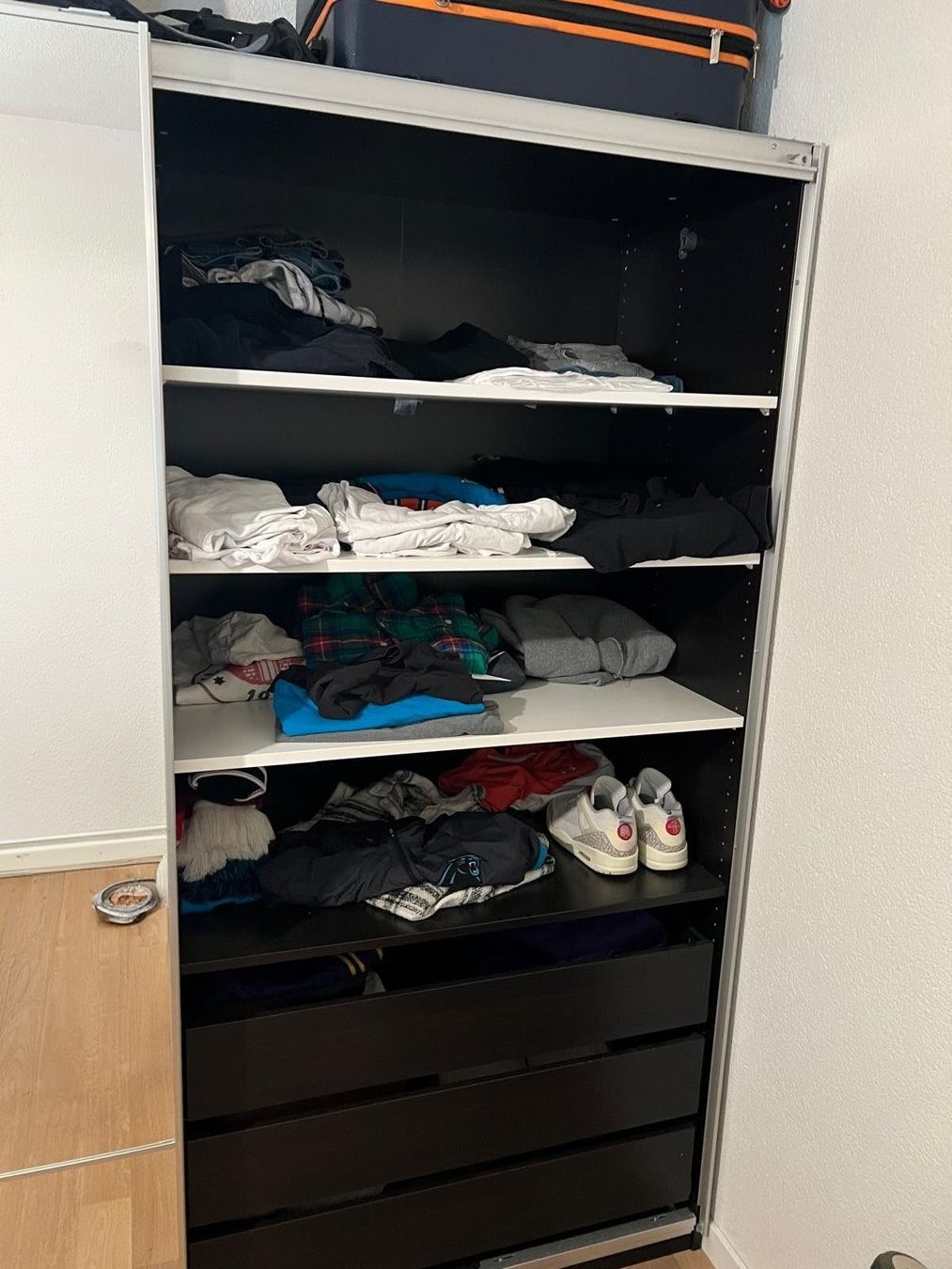 Armoires: Spiegelschrank mit Schiebetüren – D'occasion à Kastanienbaum par therebellsmurfette 1