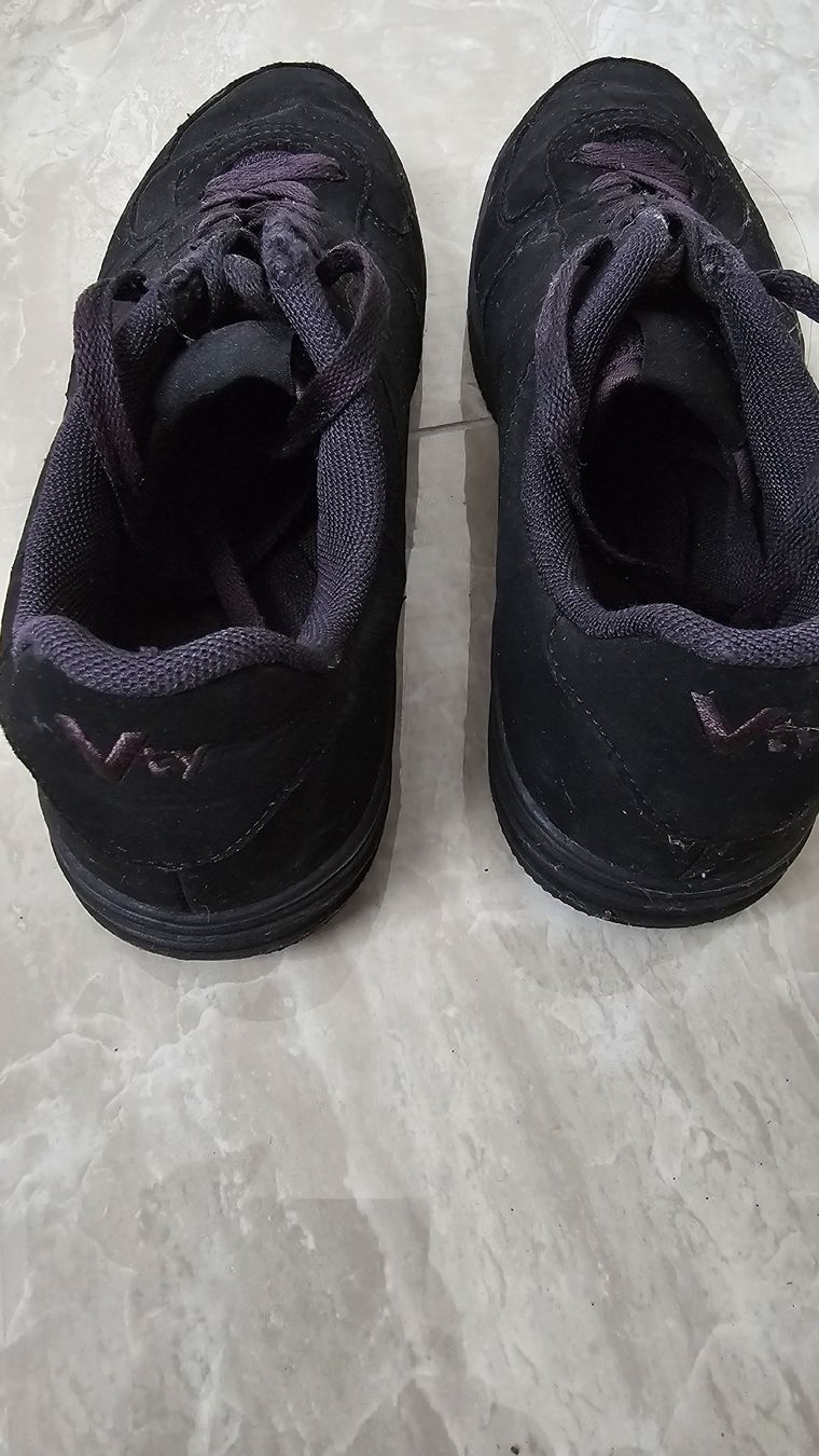 Herrenschuhe: Schwarze Sneaker Vty Gr. 44, Wildlederoptik – Gebraucht aus Lengnau BE von Thanu1994 1