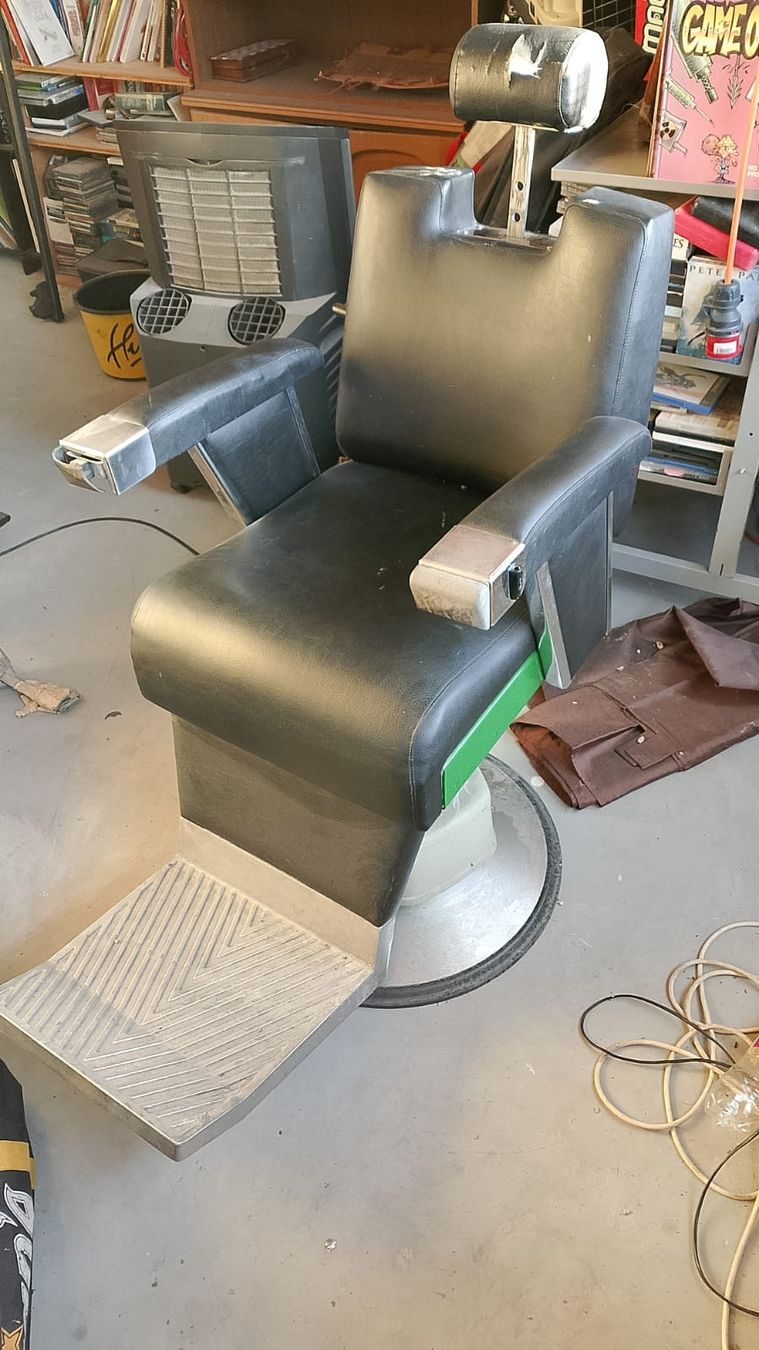 Lettini & sedie per cosmetici: Chaise de barber/coiffure – Usato da Vouvry venduto da babalisto