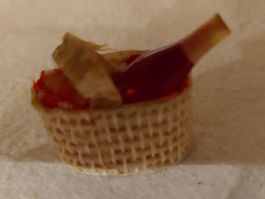 Miniatur Picknickkorb mit Flasche 70 Jahre fürs Puppenhaus