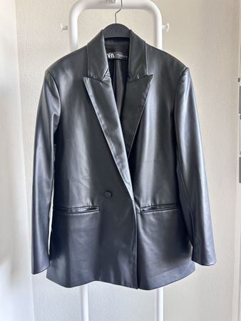 Eleganter Zara Blazer aus Kunstleder in Schwarz, Grösse XS.