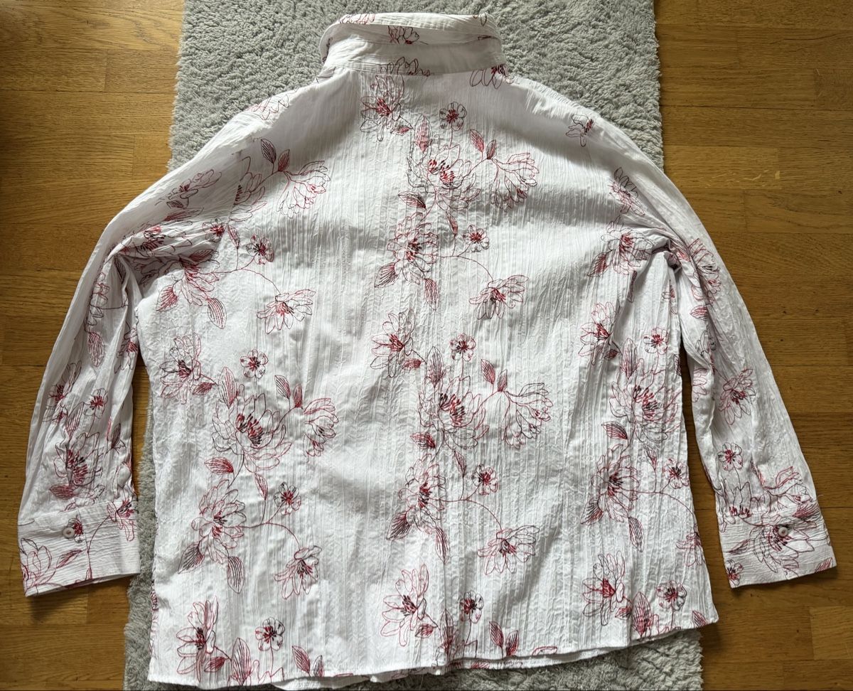 Blusen: Damen Bluse weiss geblümt Grösse 52  – Gebraucht aus Mosnang von Dojajolele 2