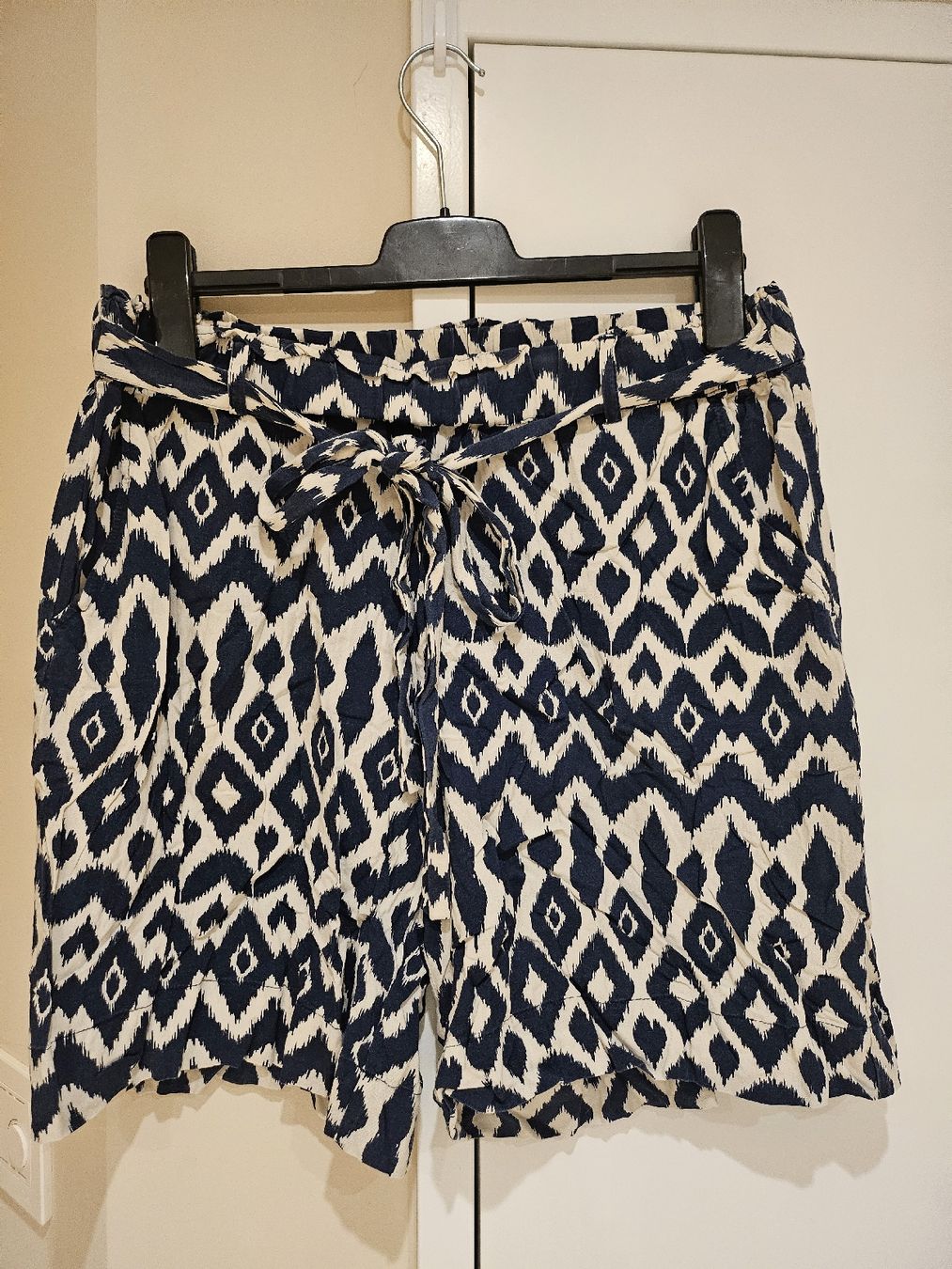 C&A Pantaloni: Bermudas Shorts gr.44 C&A blau gemustert Ethno – Usato da Allschwil venduto da na.wi.90