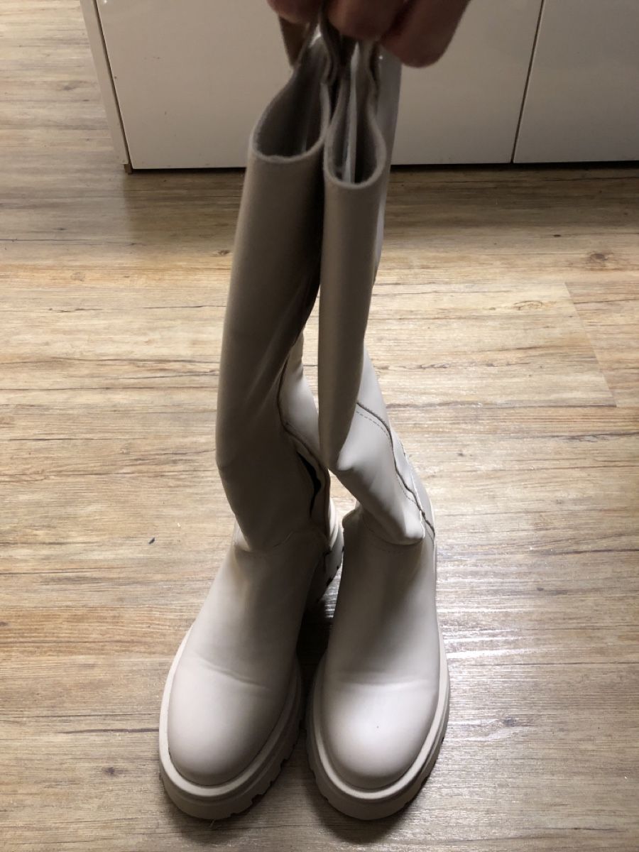 Scarpe da donna: Stradivarius Damenstiefel Beige Grösse 37 – Usato da Zürich venduto da sab_d82w
