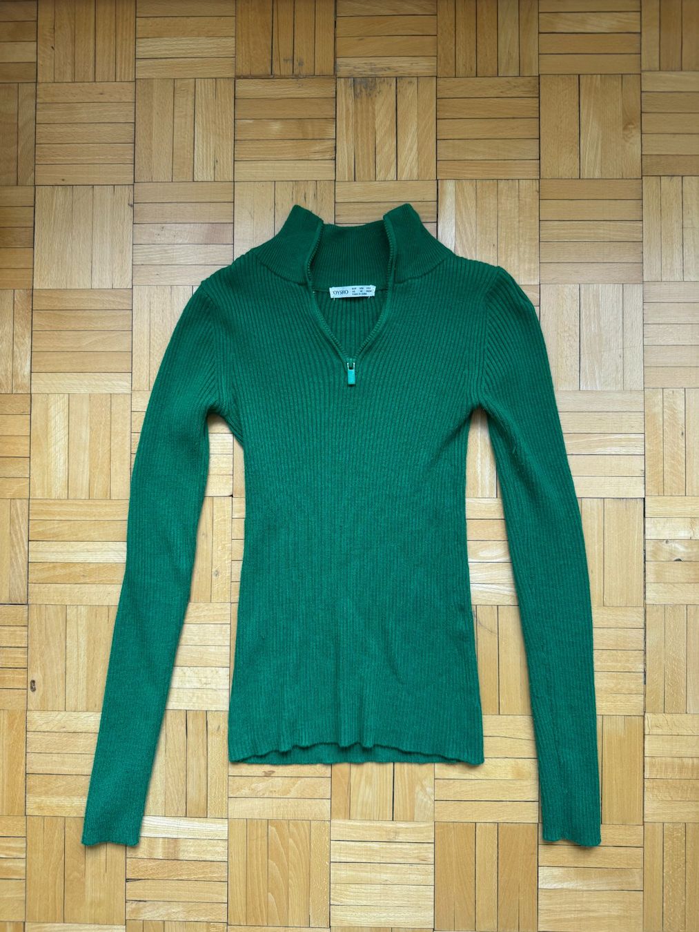 Oysho Tops: Pull Oysho vert à fermeture éclair col montant taille XS – Gebraucht aus Aubonne von lou_g9cd 1