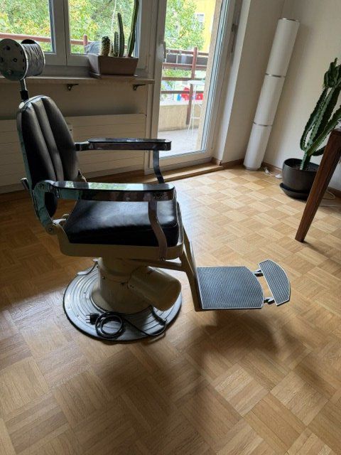 Kosmetik-& Massageliegen: VINTAGE COIFFEURSTUHL – Gebraucht aus Basel von spy4056 1