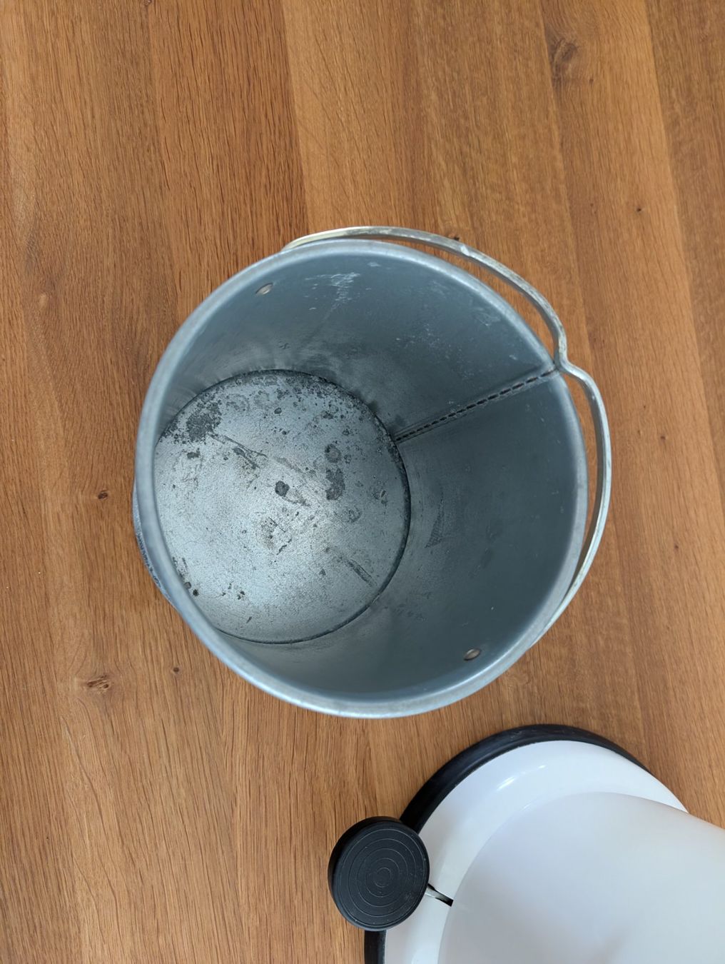 Cestini per rifiuti: Vipp Vipp13 Tretmülleimer weiss 4L Stahl – Usato da Rotkreuz venduto da CRLNSC 5