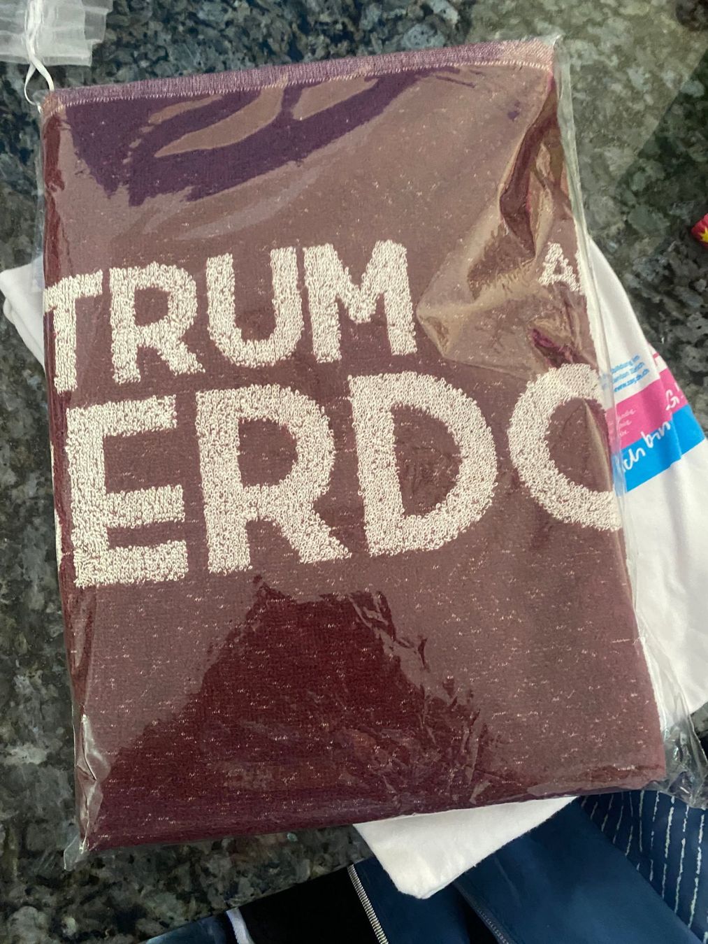 Teli da bagno: Neues ungeöffnetes Badetuch  bordeaux – Usato da Allenwinden venduto da Obalu
