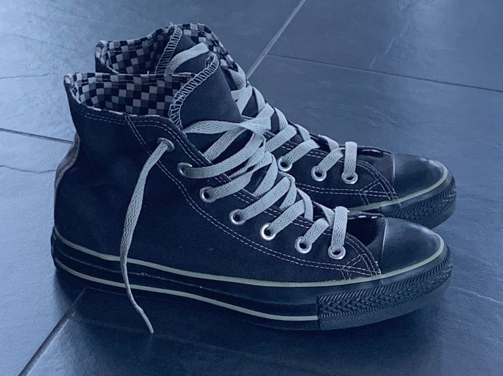 converses montantes grises