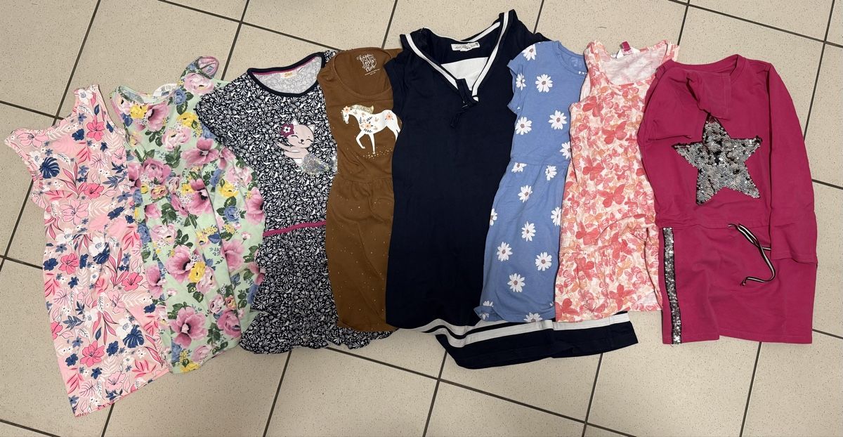 Lotti & Set di vestiti: Riesiges Kleiderpaket Gr 122 – Usato da Seltisberg venduto da Oreganon