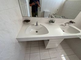 Waschbeckenmöbel, Badewanne und Toilette, zu demontieren