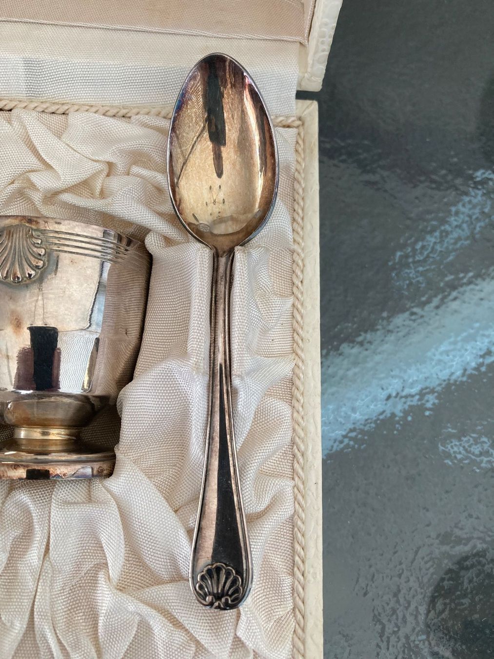 Altre Stoviglie: Antiker Eierbecher mit Löffel Silber im Originaletui – Usato da Zürich venduto da kostbares 2