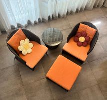 Lounge Set Rattan mit Tisch und Hocker orange gepolstert