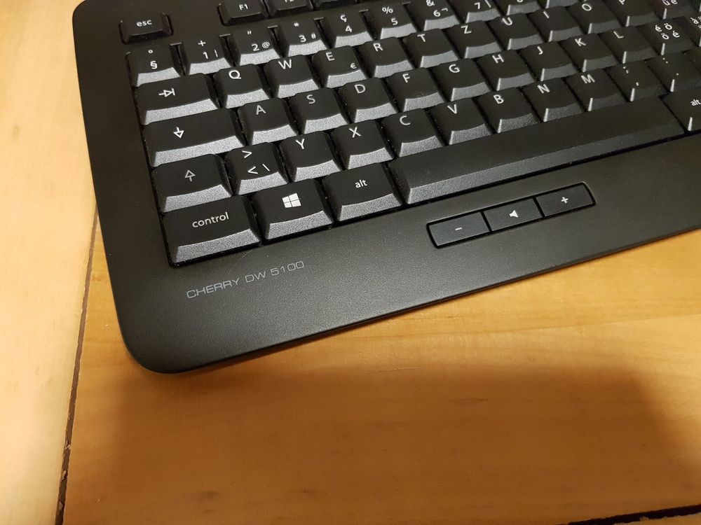 Cherry Tastatur und Maus CHLayout kabellos wie neu Kaufen auf Ricardo