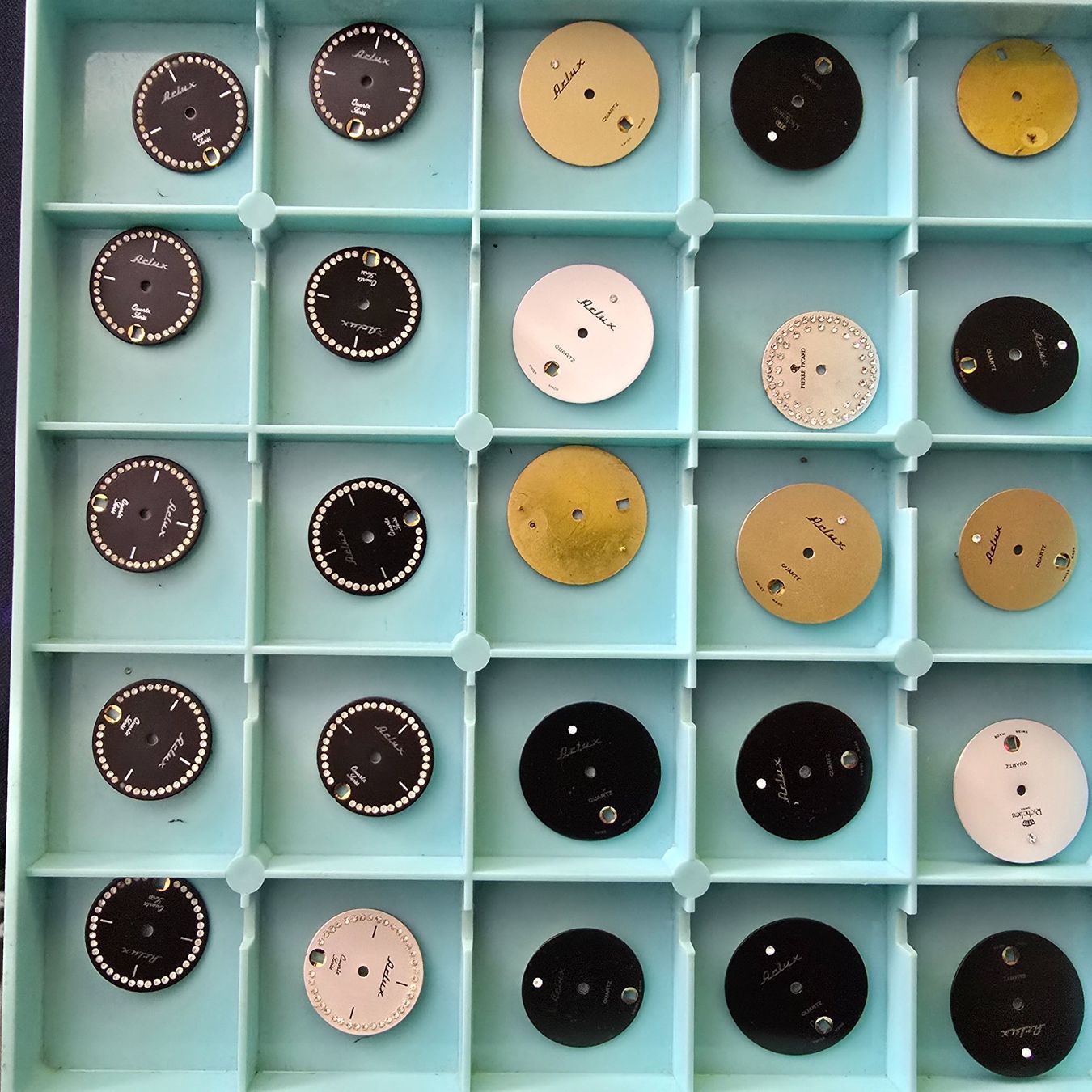 Orologi: Lot de 50 cadrans Arlux, – Usato da Tramelan venduto da Nirdan 2