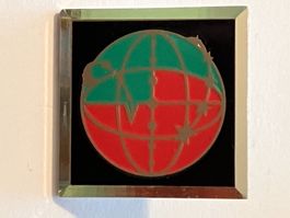 1 Pin Weltkugel Grün Rot