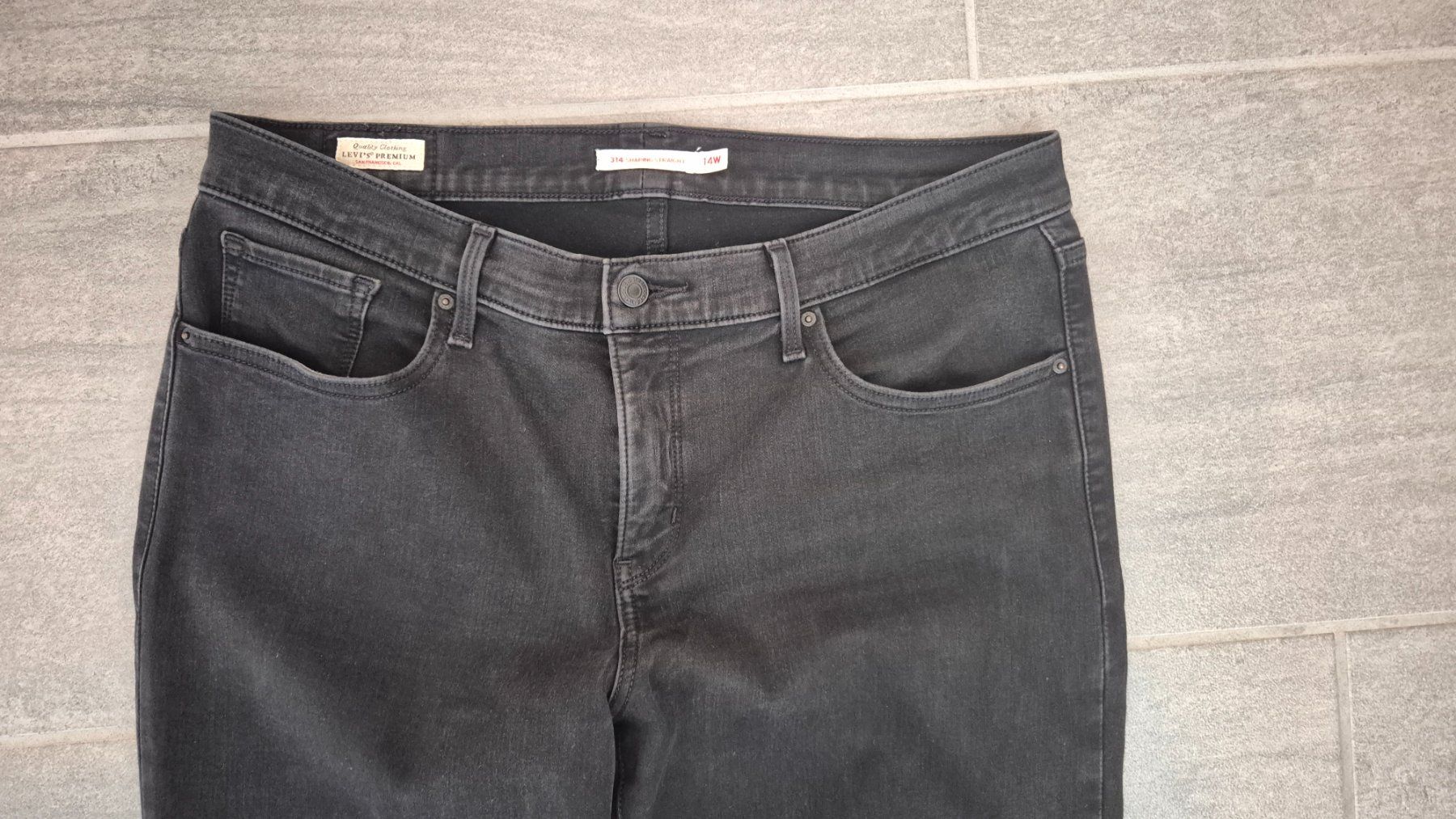 Levi's Jeans: Levi's Damenhose, schwarz, Grösse 14W, Shaping Effect – Gebraucht aus Wädenswil von frandzrh 1