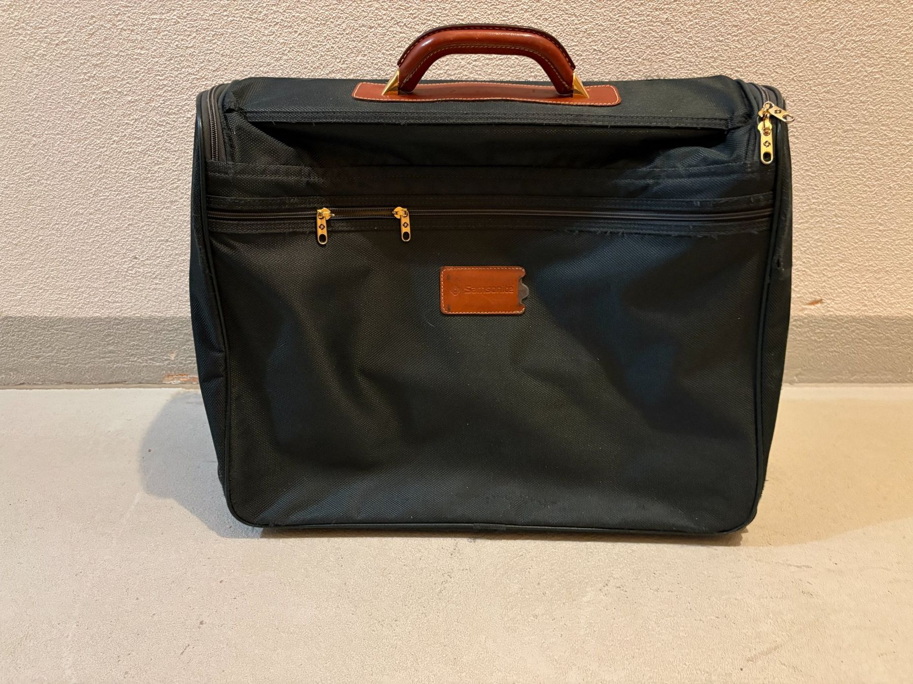 Valises & Sacs: Samsonite Kleiderschrank Trolley – D'occasion à Elgg par Jo_Naj 1