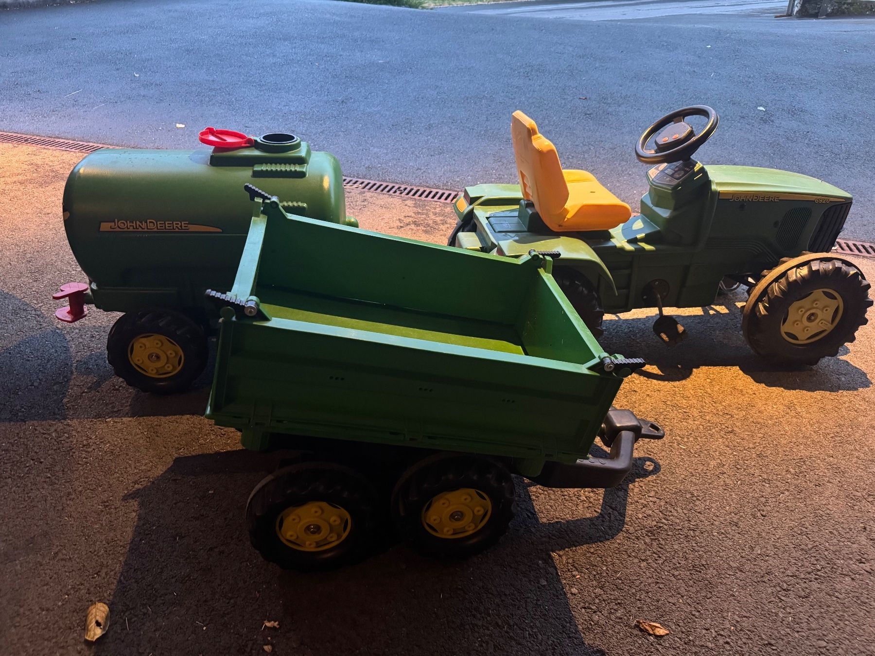 John Deere Véhicules pour enfants: Tretttraktor mit 2 Anhänger – D'occasion à Hinterforst par Blay