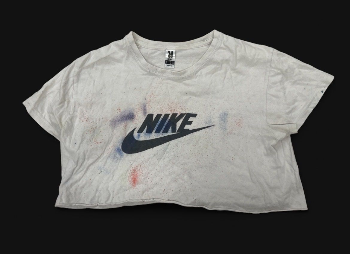 Blusen, T-Shirts & Tops: Weisses Croptop mit Nike Schriftzug – Gebraucht aus Bremgarten AG von kap_f5nz