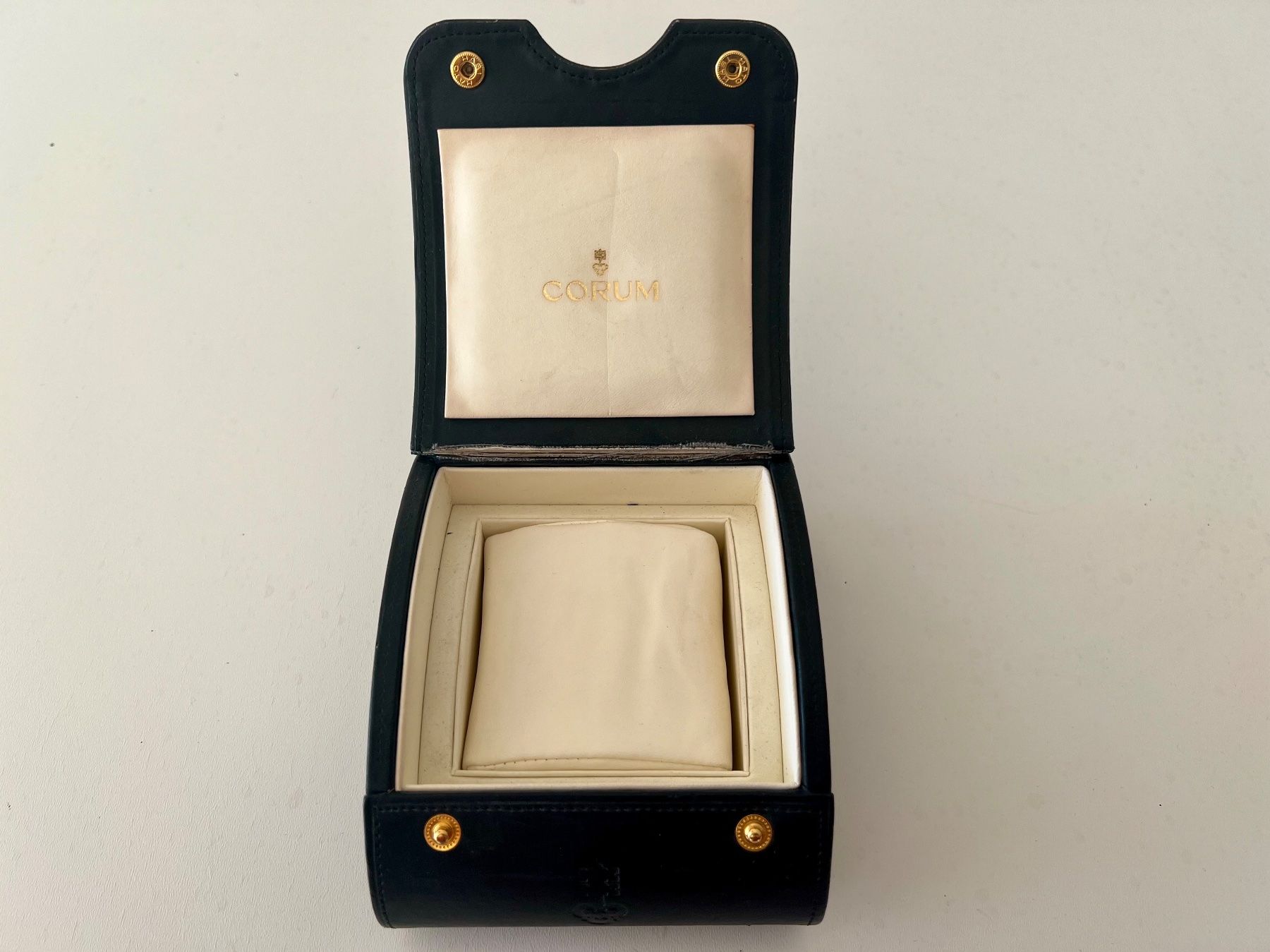 Corum Orologi: CORUM original bubble blue leather watch box – Usato da Mont-sur-Lausanne venduto da vmi_ym5l