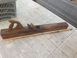 Rabot en bois ancien outil de menuisier état usagé