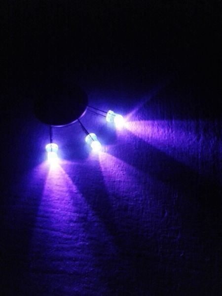 Componenti elettronici: LED 3mm ultraviolett UV 10 Stück – Nuovo (secondo la descrizione) da Luzern venduto da Salefactory