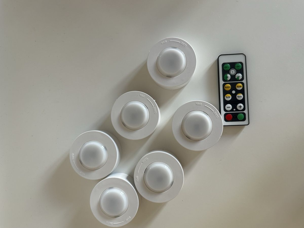 Lampade: 6er Set LED Puck Lichter mit Fernbedienung – Usato da Bern venduto da mom_d6hv