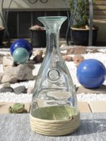 Aus der Glasvitrine: Dekorative Glasflasche für Trinkwasser