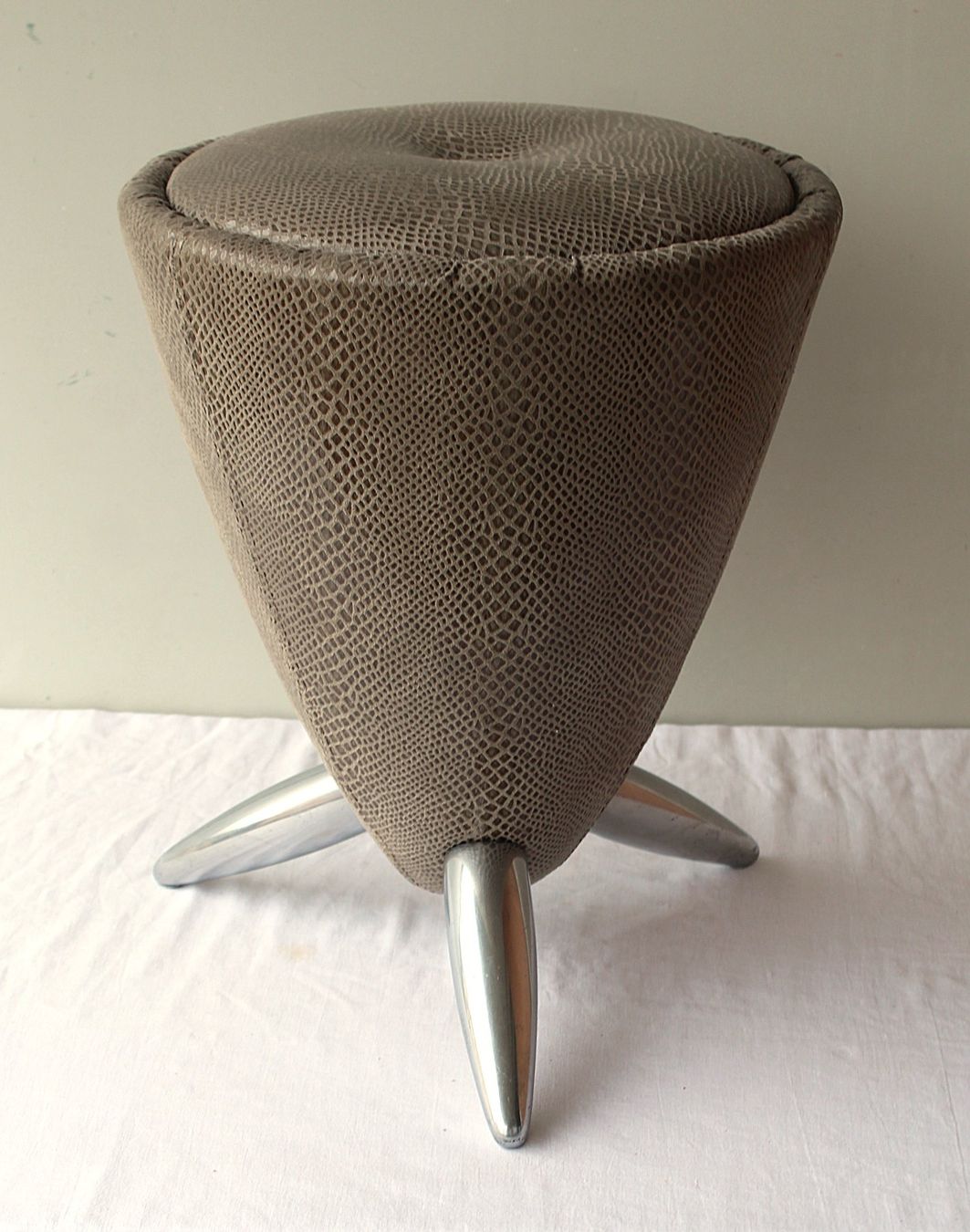 Leolux Sgabelli: Leolux Design Hocker Sitzmöbel im Reptil Look – Usato da Zürich venduto da Auctionata 8