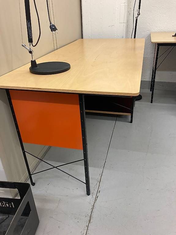 Vitra Scrivanie: 2 Vitra Eames Desk Unit (EDU) Original Charles & Ray Eames – Usato da Urdorf venduto da Kuoni2002 2