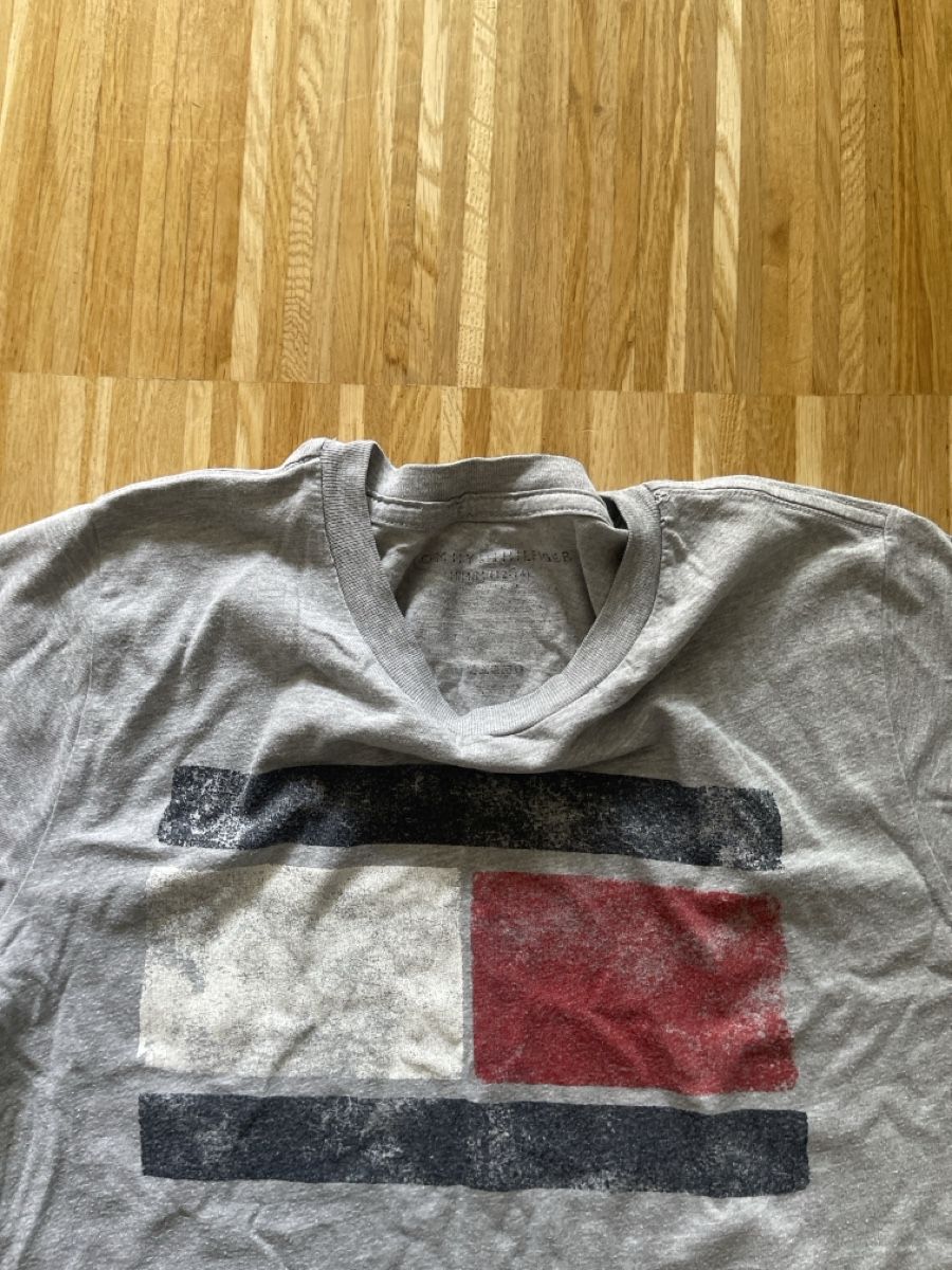Tommy Hilfiger Hemden, T-Shirts & Polos: T-Shirt Tommy Hilfiger grey  – Gebraucht aus Zürich von ros_jy6w 1