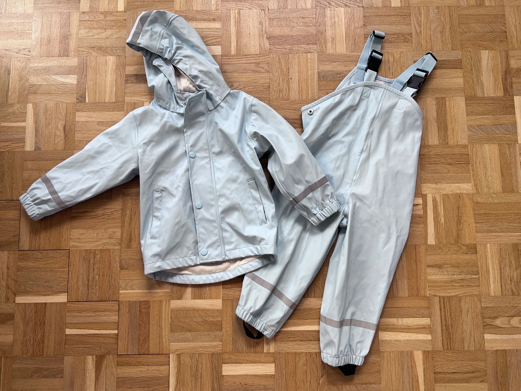 Lotti & Set di vestiti: Regenkleidung Set Gr 92 – Usato da Affoltern am Albis venduto da dor_d289