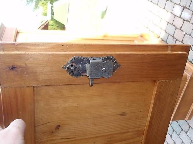 Armoires: armoire d'angle ancien en sapin – D'occasion à evilard par tgev 2