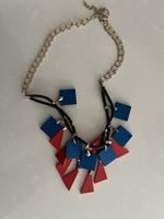 Statement Halskette mit geometrischen Anhängern – Rot Blau D