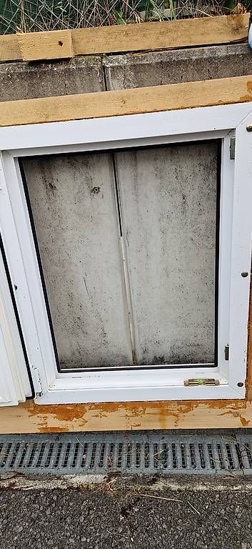 Fenêtres: FENÊTRES PVC DOUBLE VITRAGE  EXCELLENT ÉTAT – D'occasion à Fontaines NE par TinaMehta 1